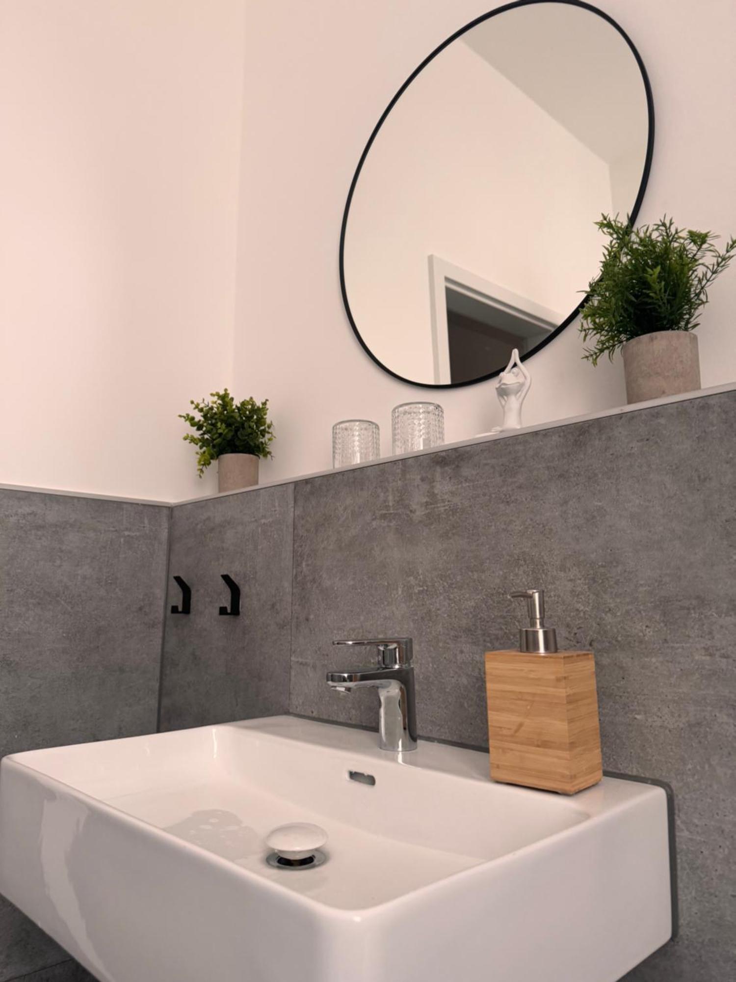 Studio Apartment Im Zentrum Mit Parkplatz & Neuem Badezimmer มัคเดอบวร์ก ภายนอก รูปภาพ